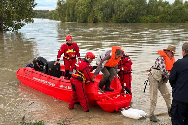Poplave i dalje prijete, Crveni križ pomaže evakuiranim osobama